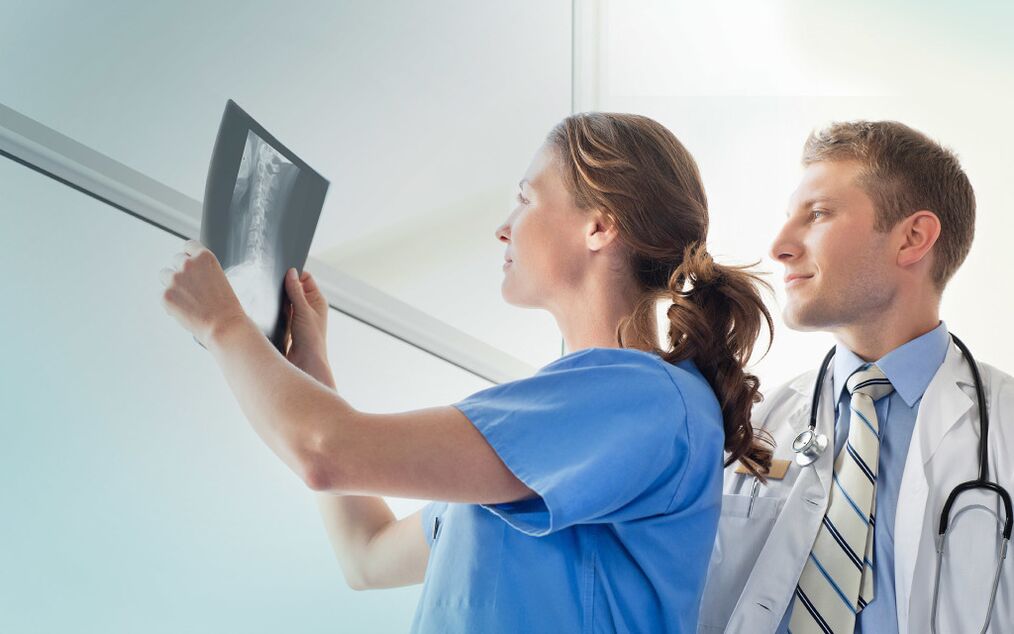 Ärzte untersuchen ein Röntgenbild auf Arthrose